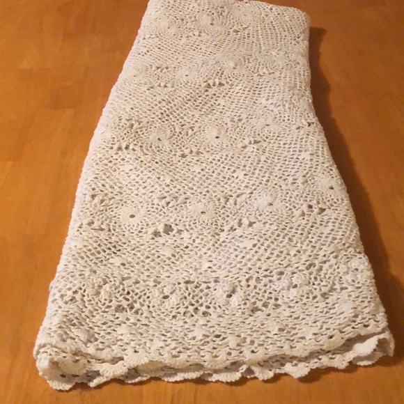 Vintage Crochet Table Cover - Picture 7 of 12